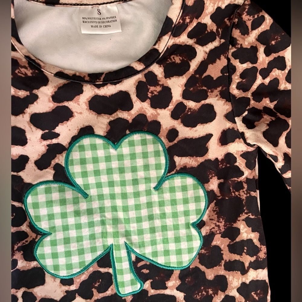 GIRLS LONG SLEEVE TUNIC CHEETAH FOUR LEAF CLOVER SIZE SMALL LIKE NEW - Picture 4 of 4